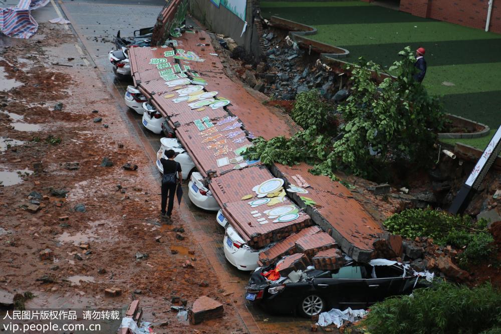 江西宜春一學校圍牆暴雨中倒塌 11輛小轎車被埋壓【2】