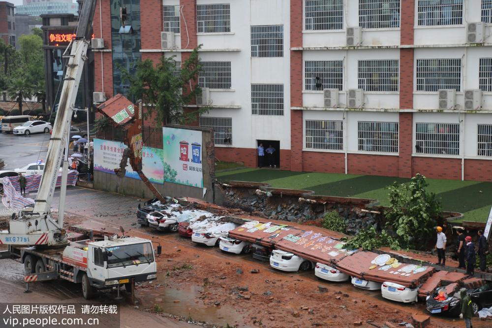 江西宜春一學校圍牆暴雨中倒塌 11輛小轎車被埋壓【3】