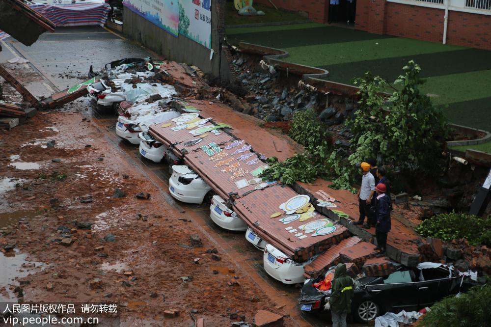 江西宜春一學校圍牆暴雨中倒塌 11輛小轎車被埋壓【5】