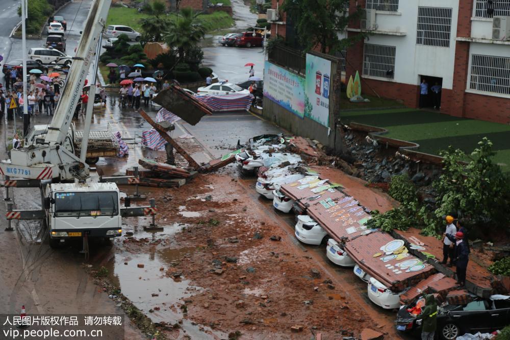 江西宜春一學校圍牆暴雨中倒塌 11輛小轎車被埋壓【4】