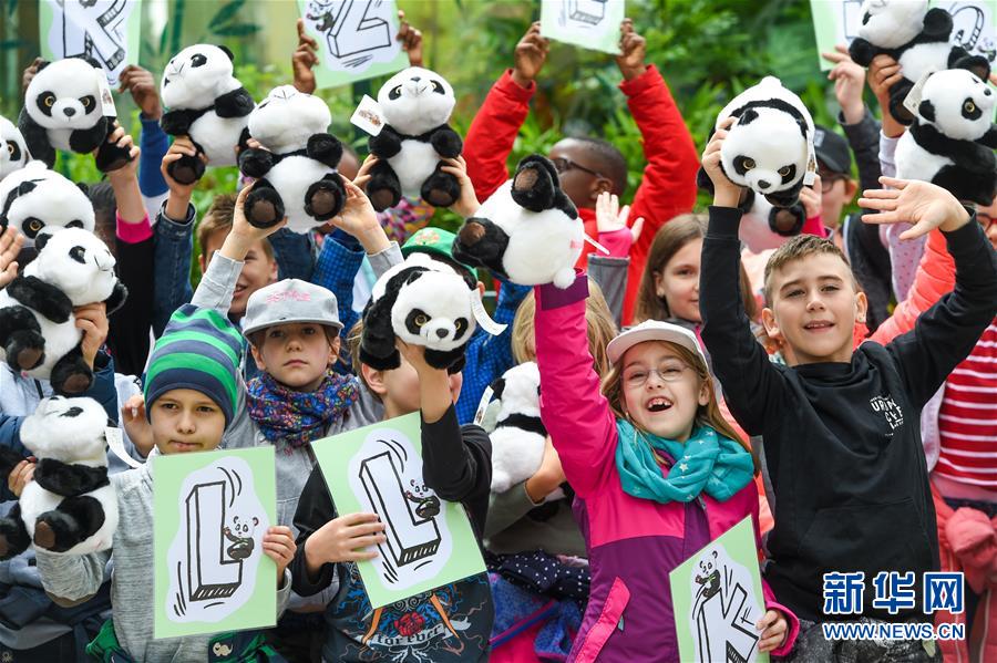 5月20日，在奥地利维也纳，小朋友们在美泉宫动物园欢迎大熊猫“园园”。 