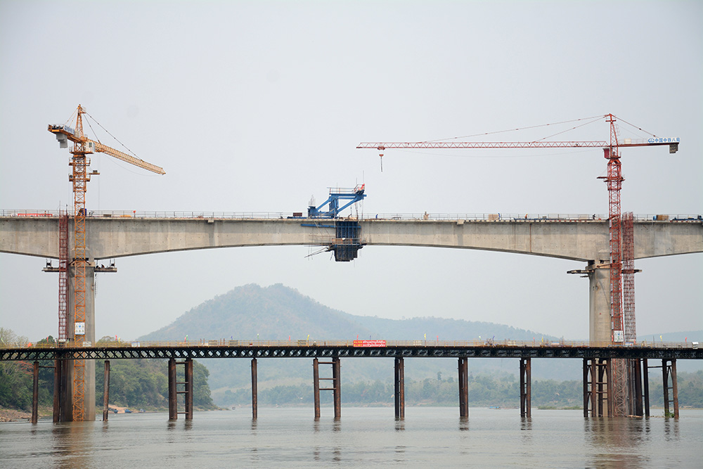 這是5月21日在老撾拍攝的首跨合龍的中老鐵路琅勃拉邦湄公河特大橋。