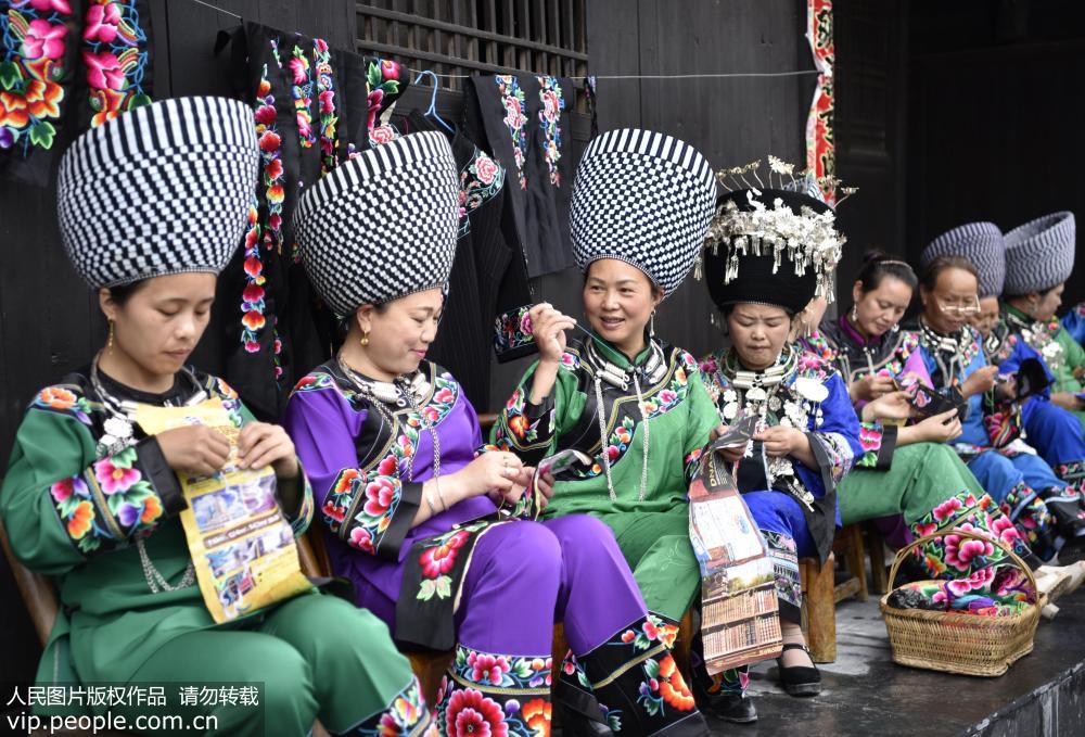 2018��4��22���㣬����ʡͭ��������������������ʯ����ˮ����ʯ��Ӣ���������ڲμ�������ѵ��