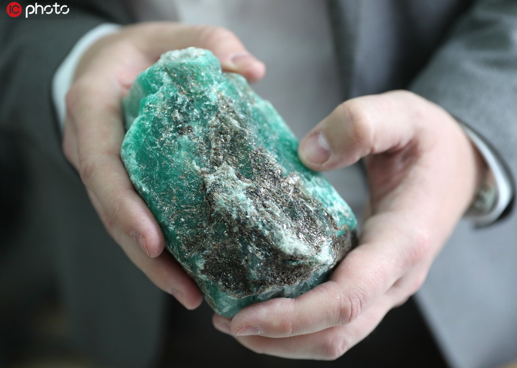 俄羅斯一礦區發現1.6公斤重巨型祖母綠寶石【3】