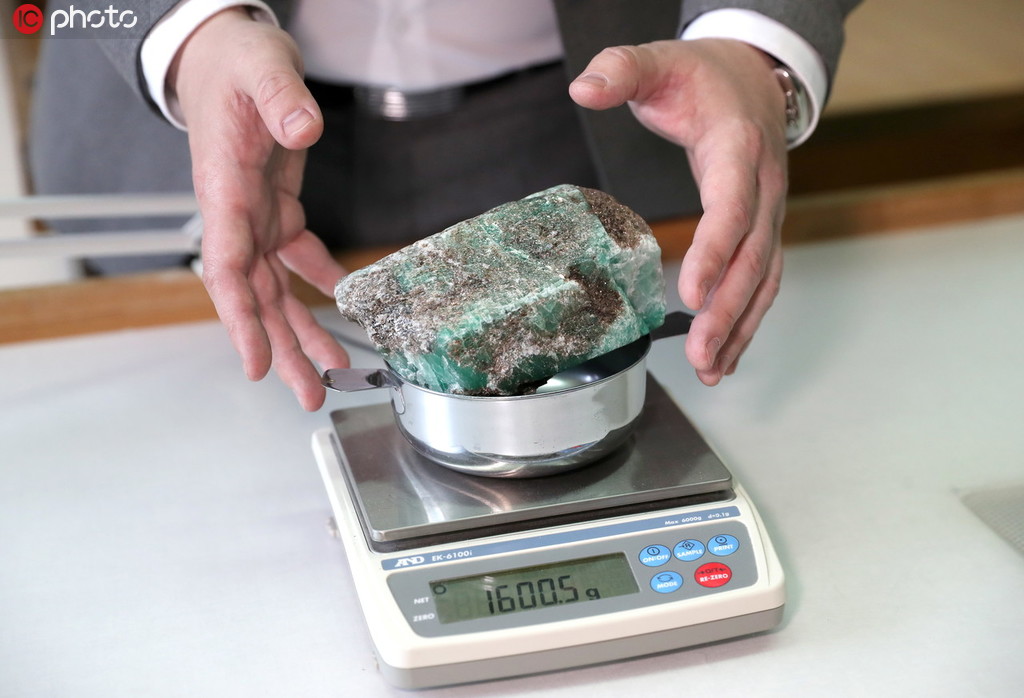 俄羅斯一礦區發現1.6公斤重巨型祖母綠寶石