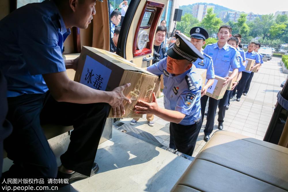 5月31日，在青島市公安局禁毒支隊，警方將毒品裝車准備押往青島市某焚燒工廠進行高溫無公害化銷毀。