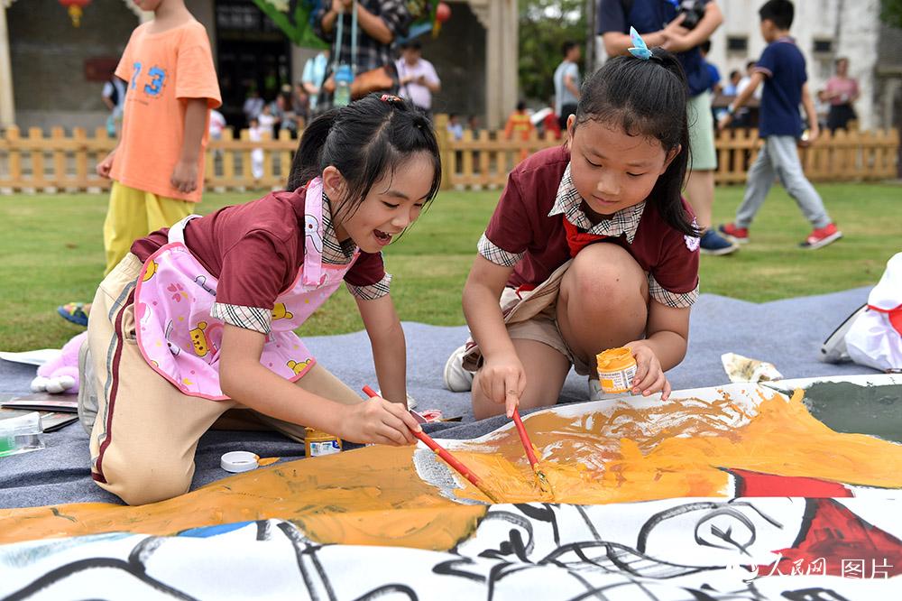 廣東珠海：“小畫家”兒童節聚古村 繪制61米長卷