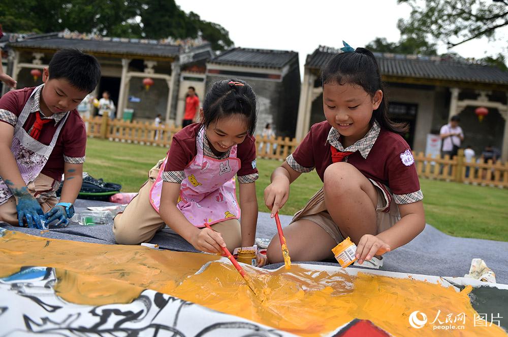 廣東珠海：“小畫家”兒童節聚古村 繪制61米長卷【3】