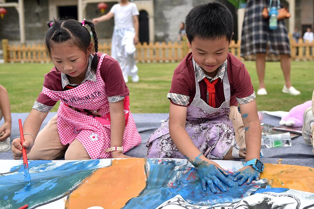 廣東珠海：“小畫家”兒童節聚古村 繪制61米長卷【2】