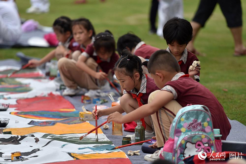 廣東珠海：“小畫家”兒童節聚古村 繪制61米長卷【4】