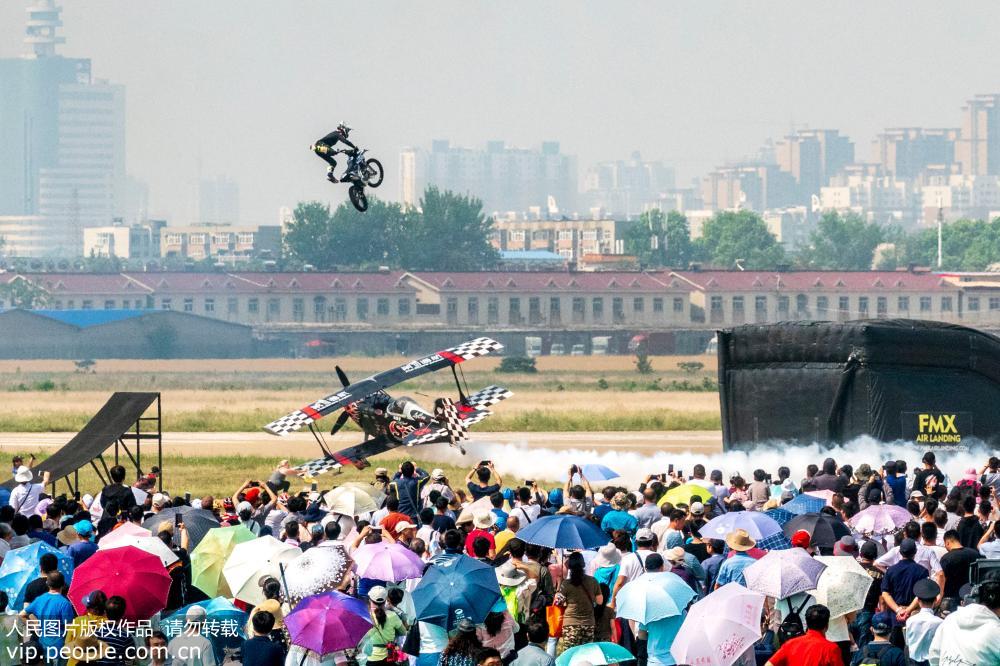 河南安陽：飛機與摩托車競速競技 上演速度與激情