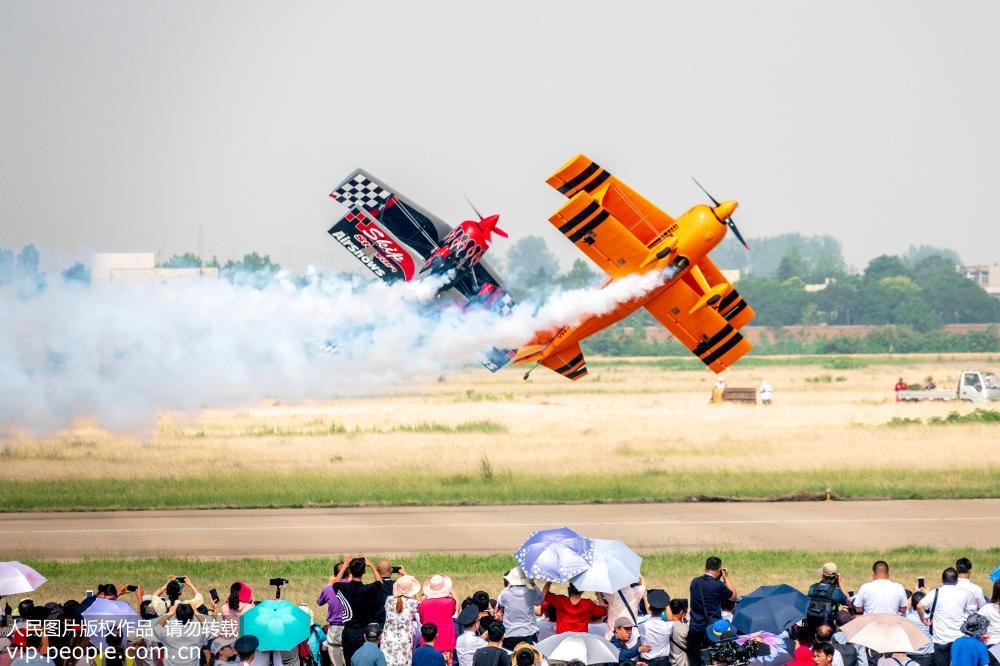 河南安陽：飛機與摩托車競速競技 上演速度與激情【2】
