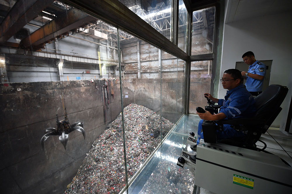 6月3日，在澄邁縣老城經濟開發區海口焚燒發電廠，工作人員操縱垃圾吊將毒品扔入焚燒爐進行銷毀。