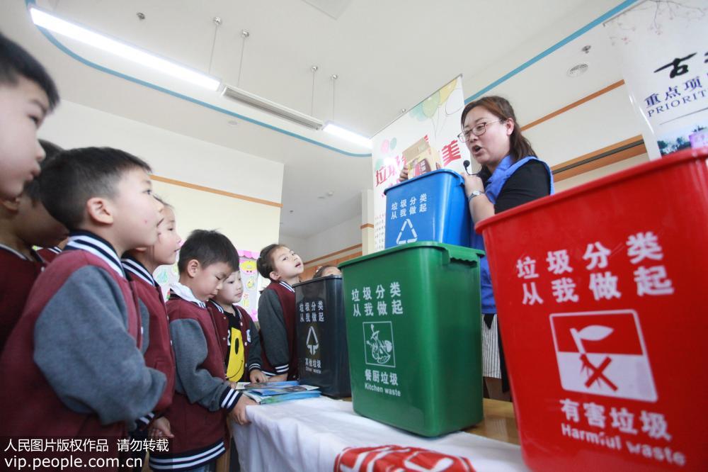 6月4日，志願者給小朋友講解垃圾分類知識。 