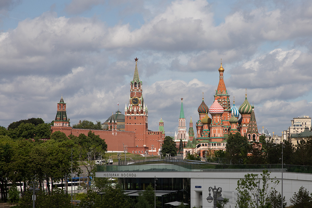這是6月3日在俄羅斯首都莫斯科拍攝的克裡姆林宮和聖瓦西裡教堂。新華社記者 白雪騏 攝