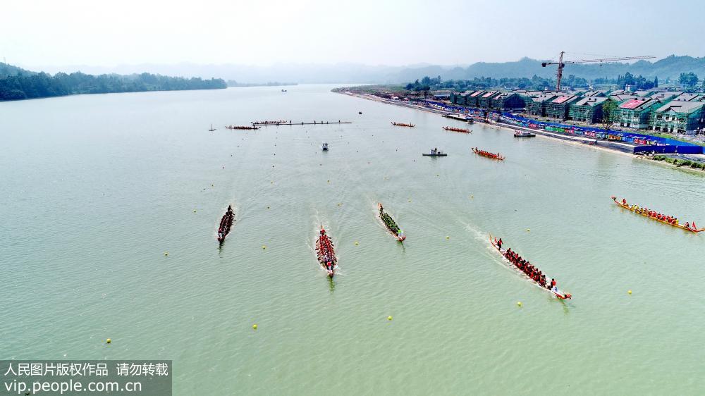 6月5日，在眉山市青神县汉阳湖，选手正参加龙舟赛（无人机拍摄）。
