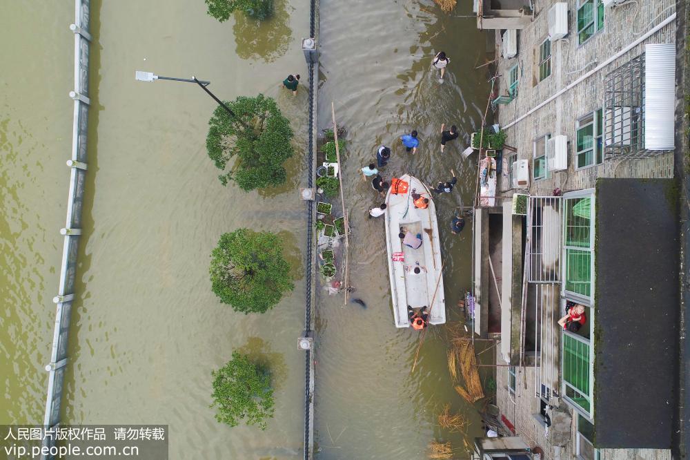 6月9日，江西省吉安市峽江縣巴邱鎮干部正在幫助群眾轉移物資。