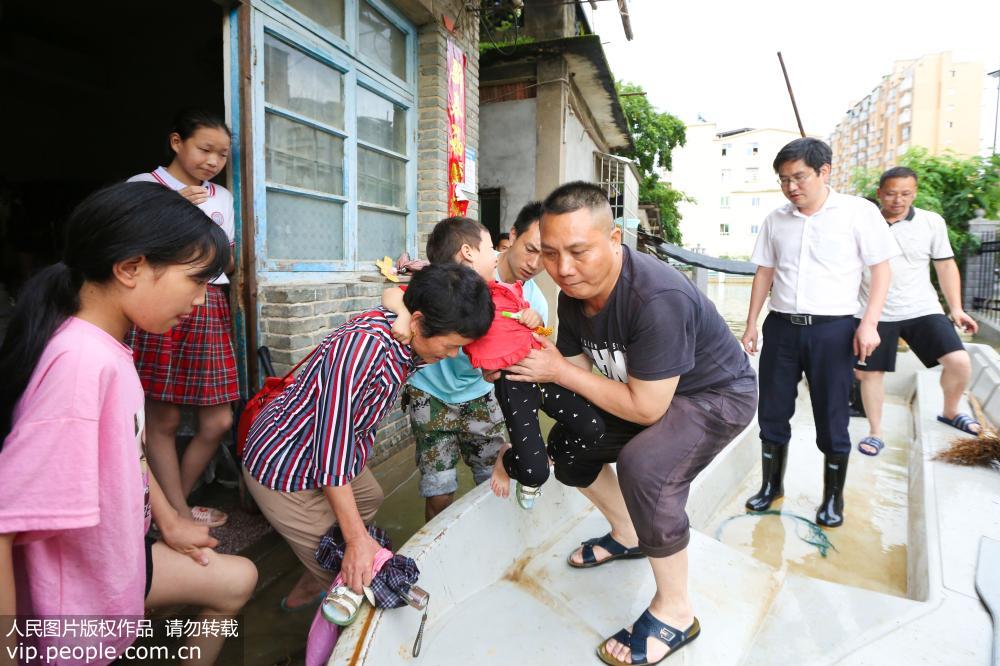 6月9日，江西省吉安市峽江縣巴邱鎮干部正在轉移被困群眾。
