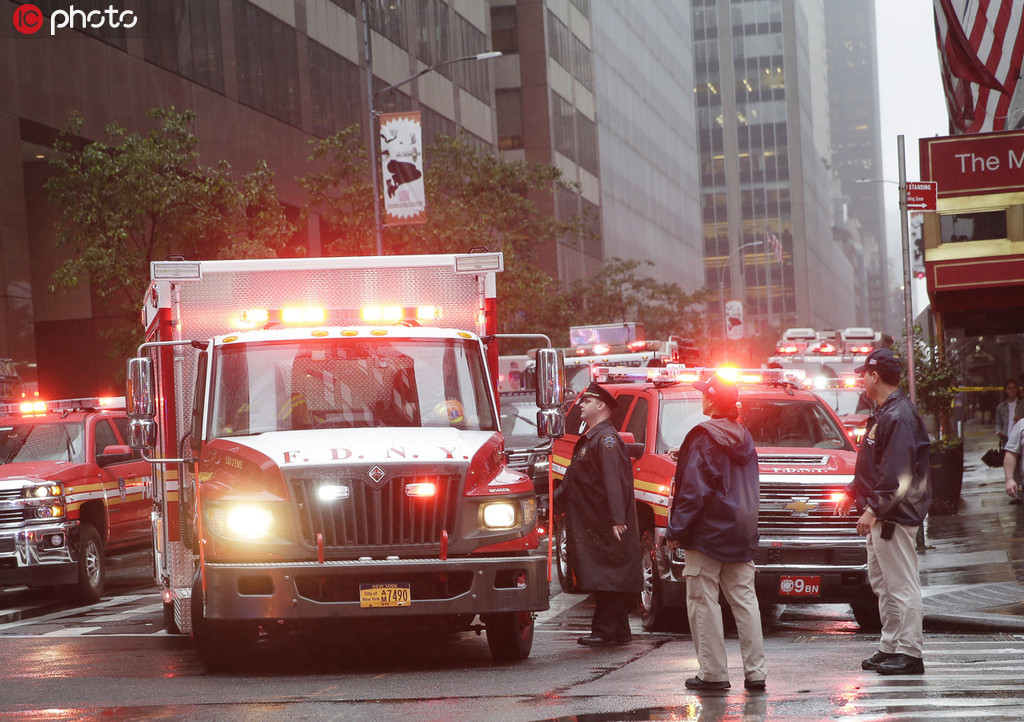 一架直升機在紐約高樓頂部迫降失敗並起火 飛行員喪生