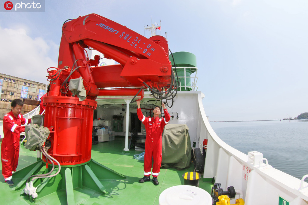 6月10日，在山東煙台港，中科院船隊的科研人員在“創新一”號近海綜合科考船上檢查調試科考裝備。