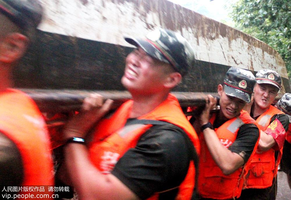 6月10日，廣東河源連平縣，武警河源支隊官兵在抗洪一線轉移被困群眾。
