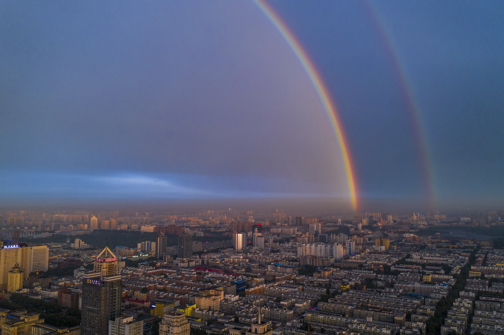 這是6月11日傍晚出現在吉林省長春市城區上空的雙彩虹（無人機拍攝）。