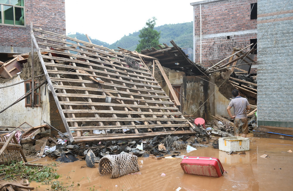 6月11日，在廣東省河源市連平縣上坪鎮下洞村，村民查看受損的房屋。
