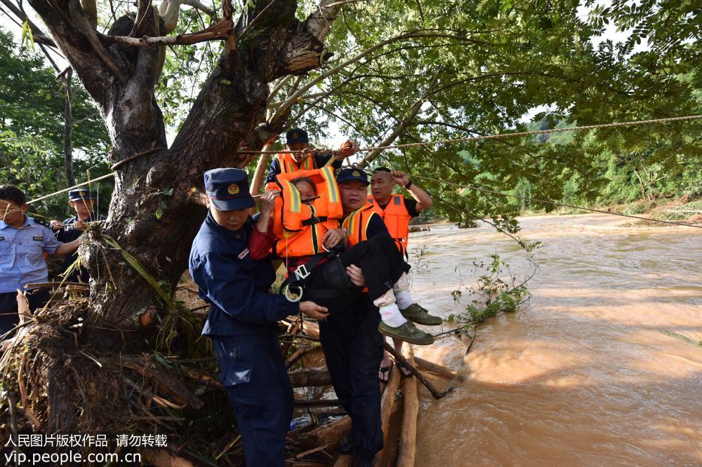 6月13日，在江西省全南縣大吉山鎮小溪村上仁村小組縣消防救援大隊正在救援被洪水圍困的雙下肢癱瘓的老人。