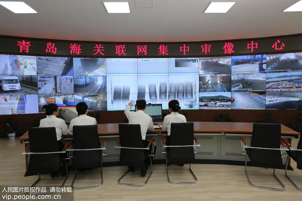 5月20日，青島海關聯網集中審像中心內，海關關員對夾藏有走私海馬干的集裝箱機檢圖像進行研判分析。
