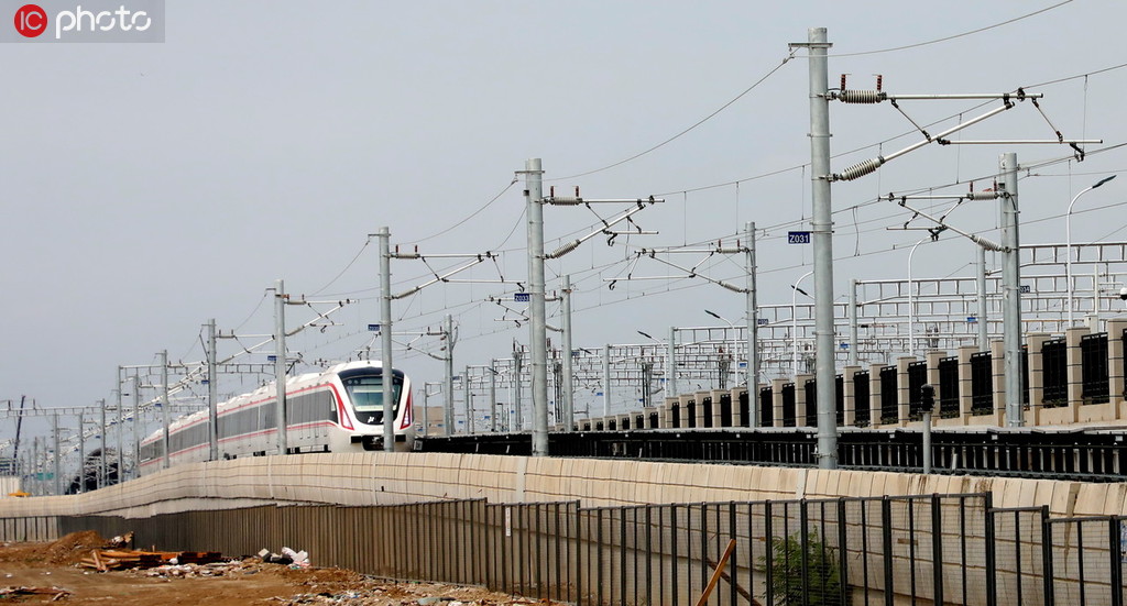 北京新机场线“白鲸号”列车空载试运行 草桥到新机场仅需19分钟