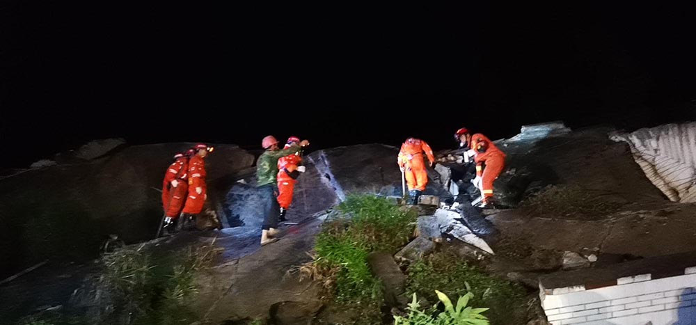6月18日，在長寧縣雙河鎮，救援人員搜救地震中被困人員。新華社發（陳銳 攝）