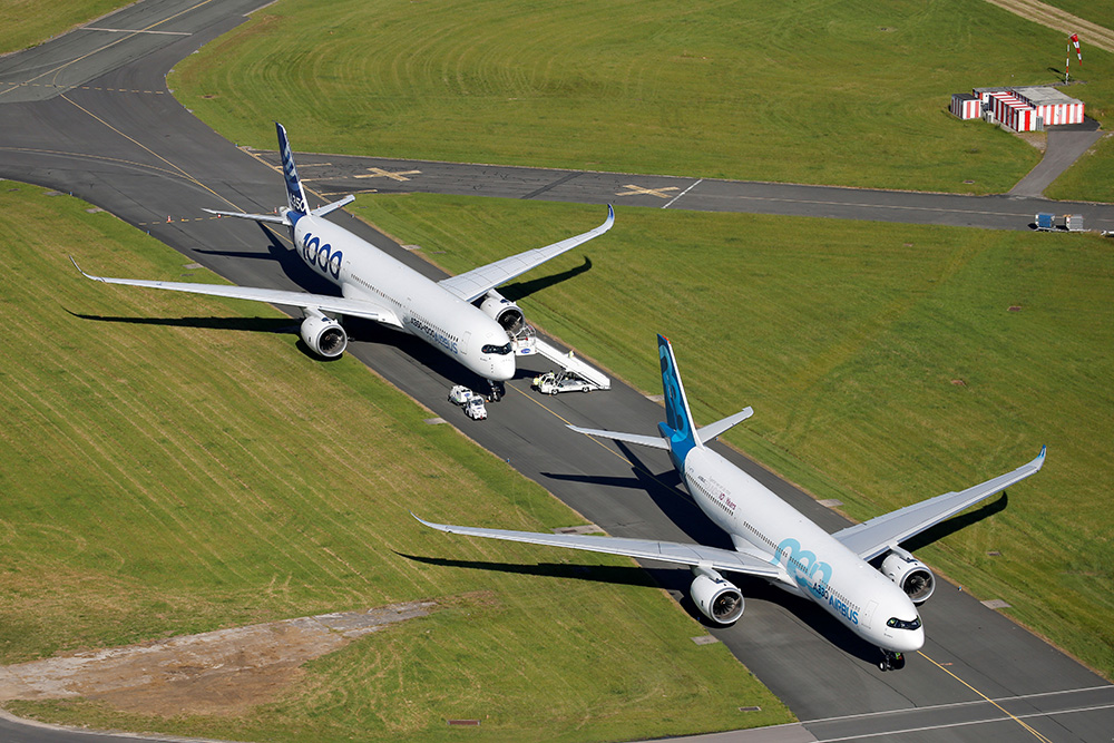 6月17日，在法國巴黎近郊的布爾歇機場，空中客車公司的A330neo客機（右前）和A350-1000客機在地面展示。新華社/路透