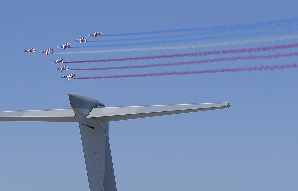 6月17日，在法國巴黎近郊的布爾歇機場，法蘭西巡邏兵飛行表演隊在航展上做編隊表演。新華社/美聯
