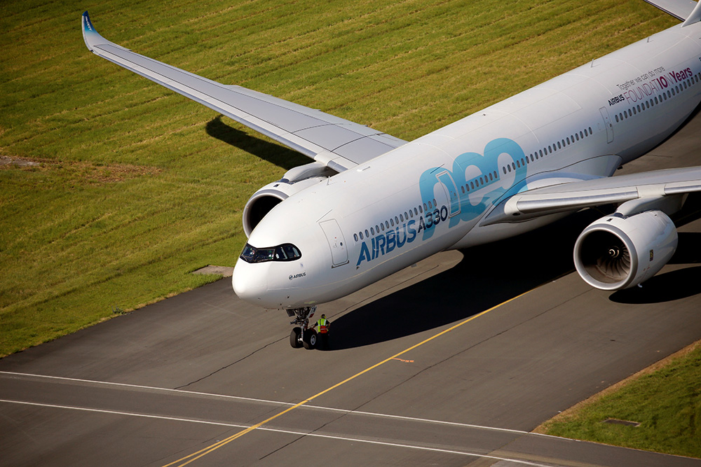 6月17日，在法國巴黎近郊的布爾歇機場，空中客車公司的A330neo客機在地面展示。新華社/路透