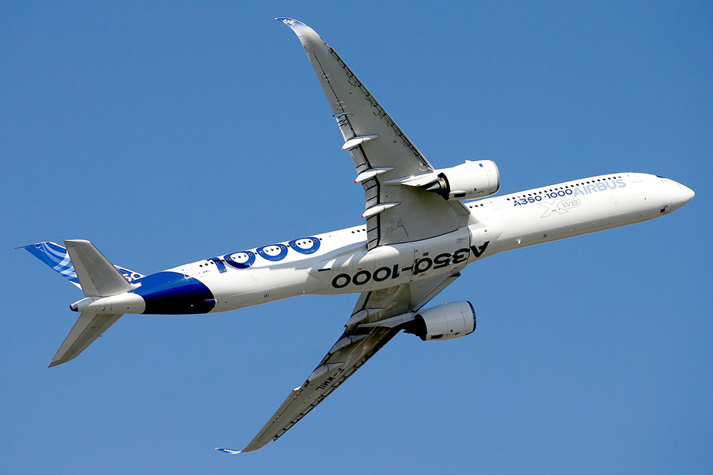 6月17日，在法國巴黎近郊的布爾歇機場，空中客車公司的A350-1000客機做飛行展示。新華社/路透