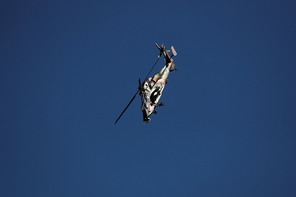 6月17日，在法國巴黎近郊的布爾歇機場，一架“虎”式武裝直升機做飛行展示。新華社/路透