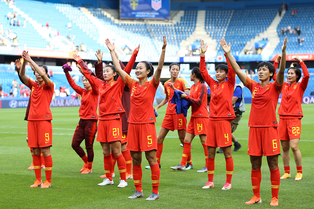6月17日，中國隊球員在賽后向觀眾致意。 新華社記者 鄭煥鬆 攝