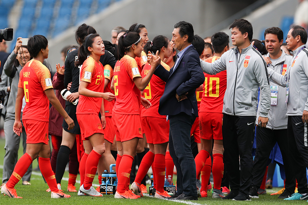 6月17日，中國隊主教練賈秀全（中右）在賽后與隊員慶祝。新華社記者鄭煥鬆攝