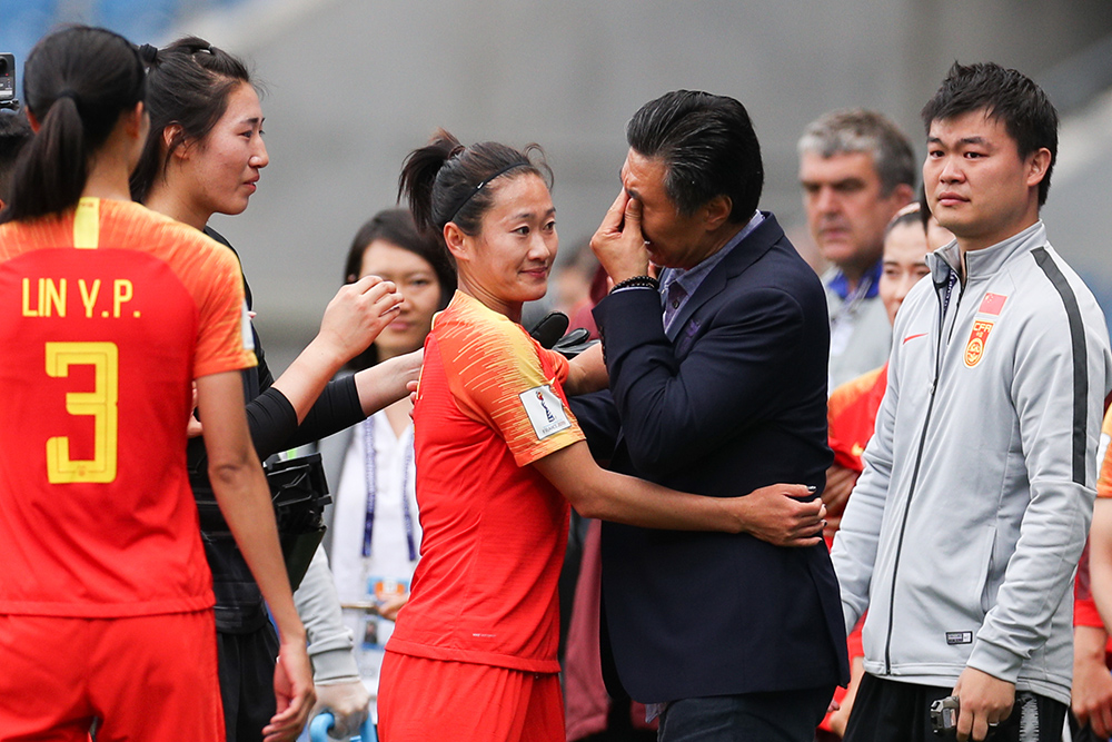 6月17日，中國隊球員吳海燕（中左）與主教練賈秀全在賽后擁抱。新華社記者 鄭煥鬆 攝