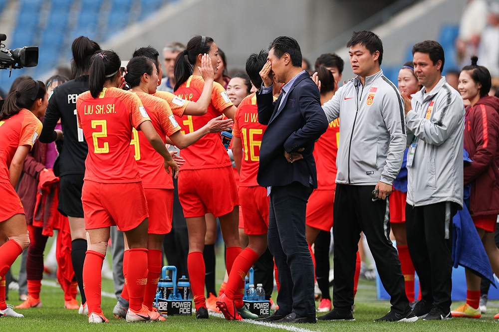 6月17日，中國隊主教練賈秀全（中右）在賽后掩面而泣。新華社記者 鄭煥鬆 攝