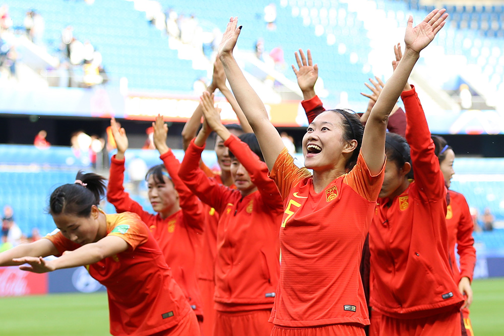 6月17日，中國隊球員在賽后向觀眾致意。新華社記者 鄭煥鬆 攝