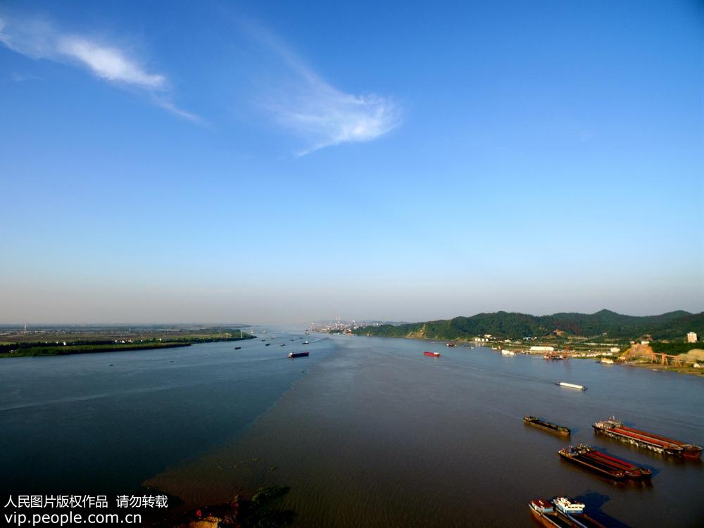 圖為長江與鄱陽湖交匯處的湖口水域，出現“江、湖兩色”景觀。