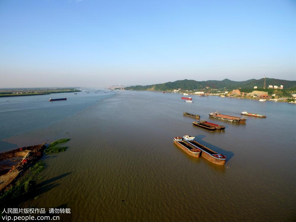 圖為長江與鄱陽湖交匯處的湖口水域，部分錨泊在水中的貨輪。