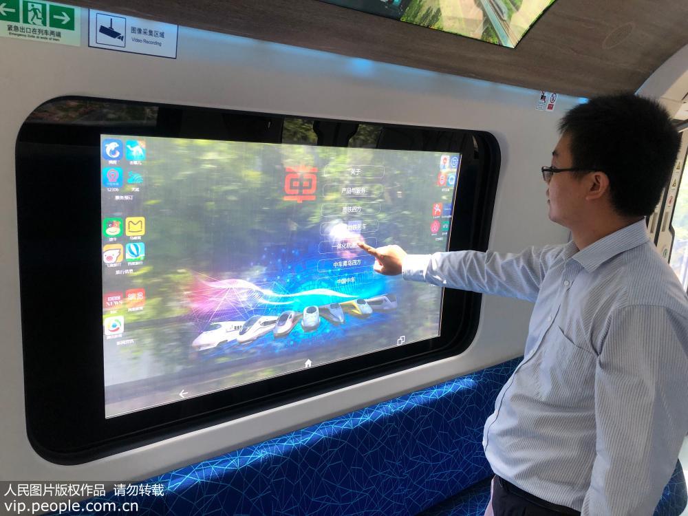 6月13日拍攝的我國下一代碳纖維地鐵列車智慧車窗：用指尖點擊車窗，就能在車窗上上網，看視頻、瀏覽新聞、觀看電視節目。