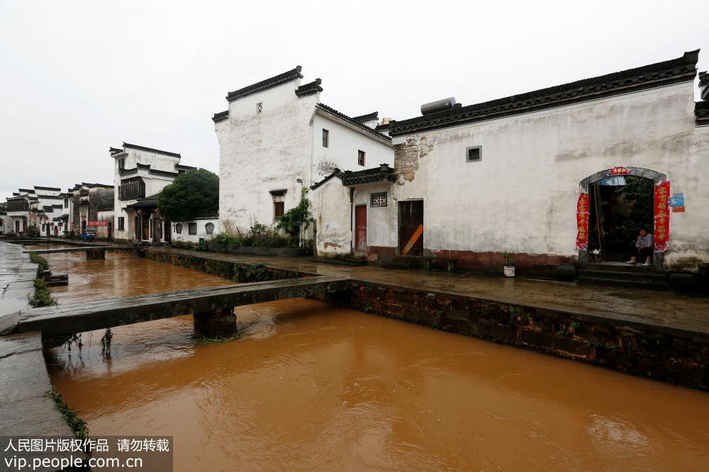 6月19日，暴雨過后，千年古村唐模水位上漲。