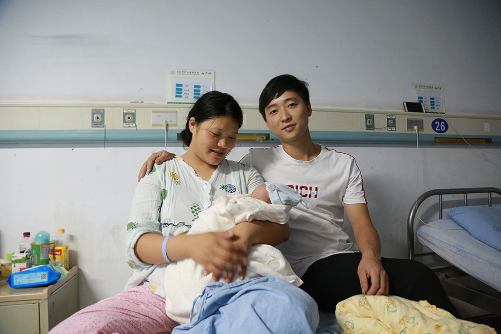 长宁地震发生后，在宜宾市矿山急救医院出生的“地震宝宝”一家人合影（6月18日摄）。