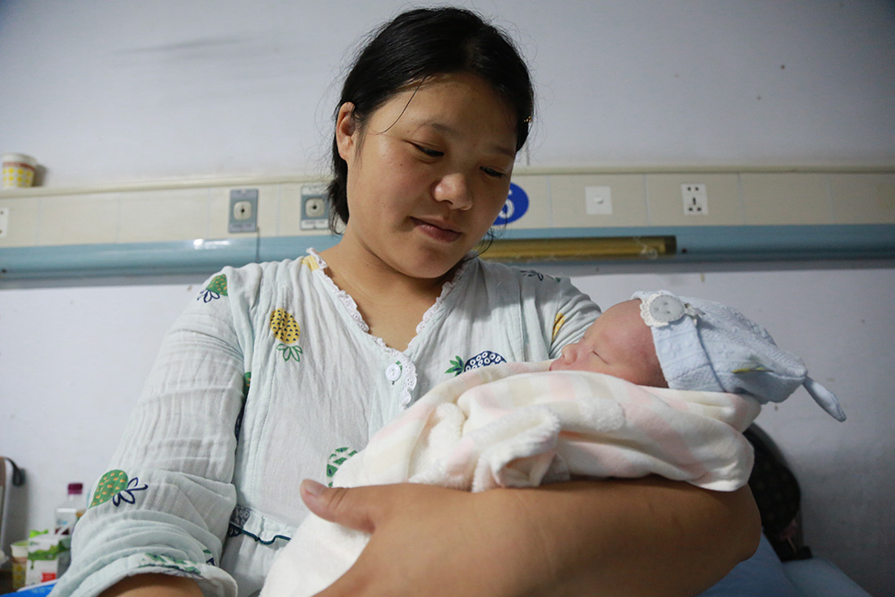 这是在宜宾市矿山急救医院拍摄的“地震宝宝”和妈妈（6月18日摄）。