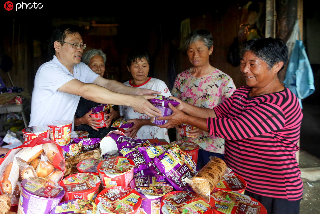 6月22日，江西省吉安市峽江縣桐林鄉黨員干部為被洪水圍困的宋家洲村村民送去食品。