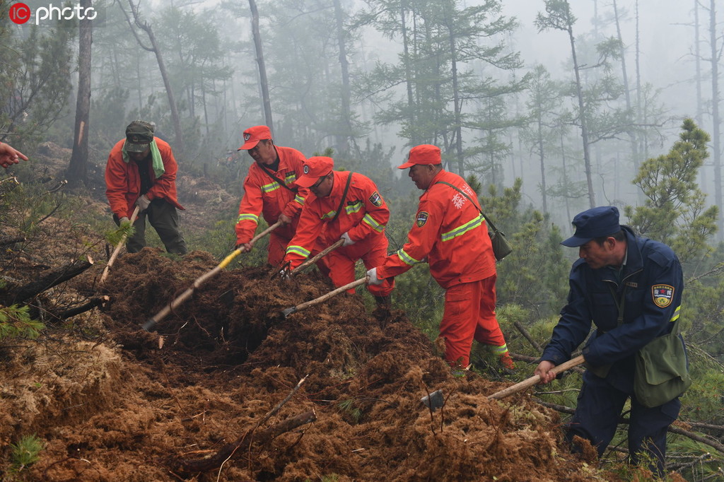 6月21日，林業扑火隊員開設防火隔離帶。