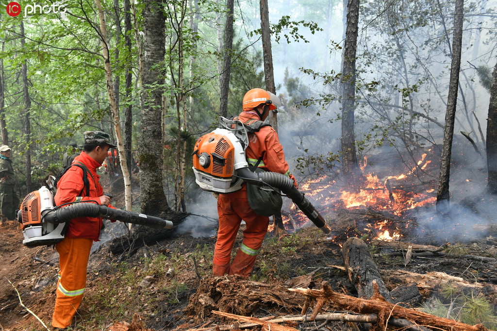 6月21日，林業扑火隊員開設防火隔離帶。